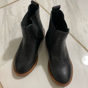 New. Hm girl’s leather boots